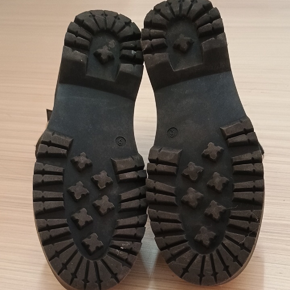Hot Topic Black Combat Boots with Heart Details - Picture 6 of 6
